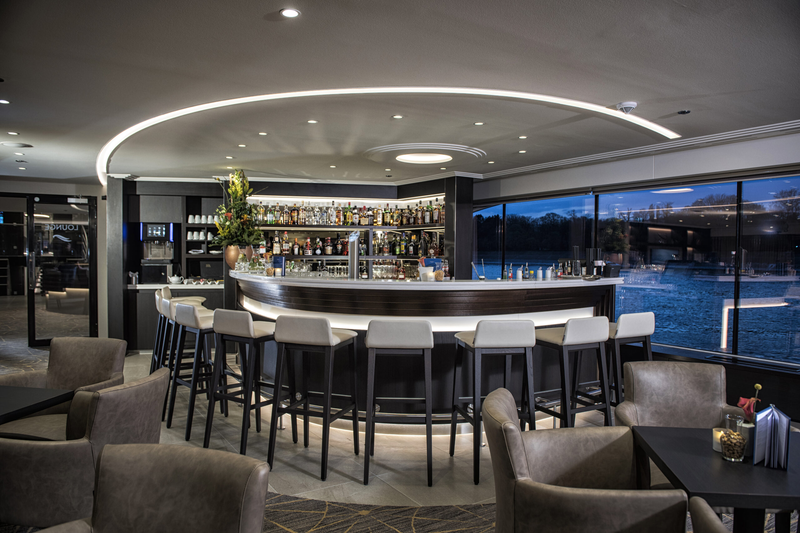 Bar no Avalon. waterways em cruzeiros fluviais