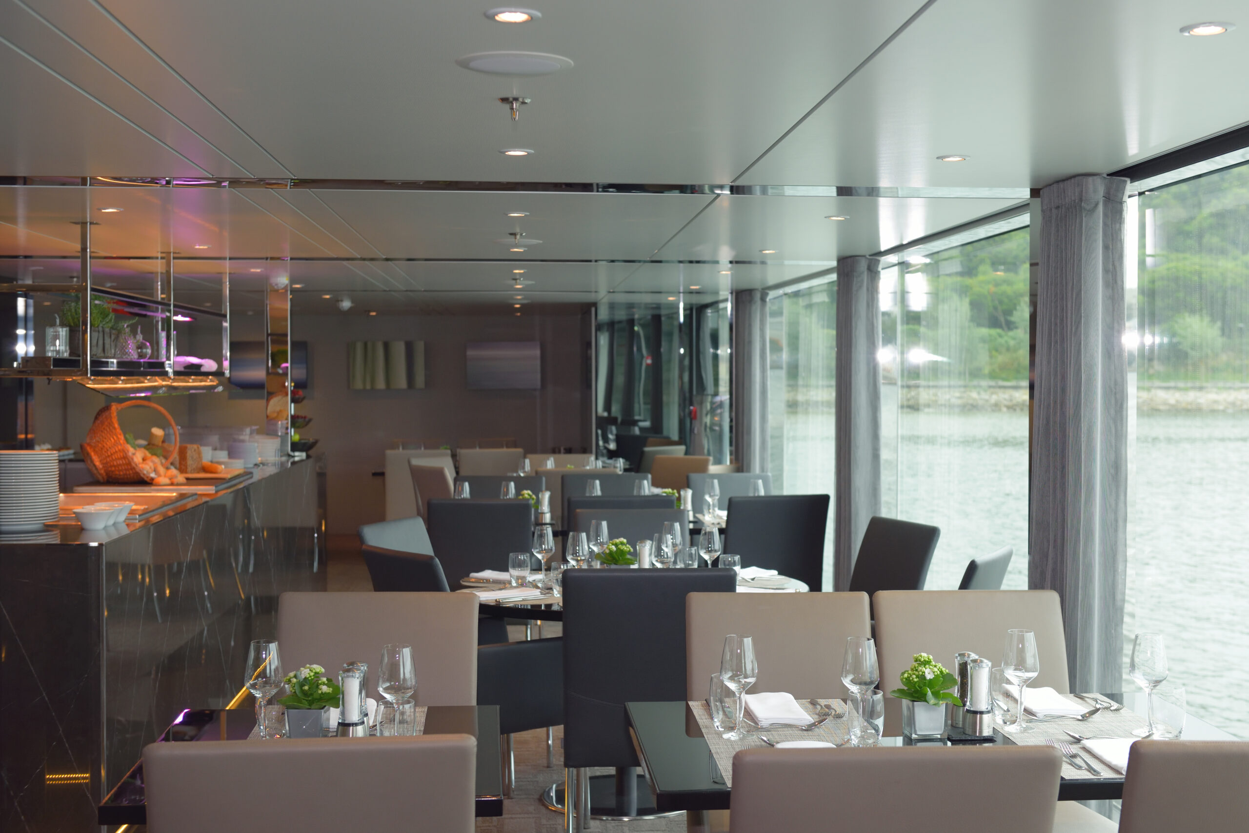 Restaurante Scenic Azure, saiba mais sobre cruzeiros fluviais